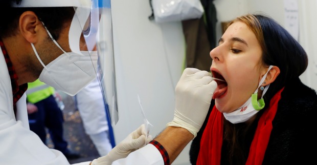 Corona-Test | Credit: LEONHARD FOEGER / REUTERS / picturedesk.com