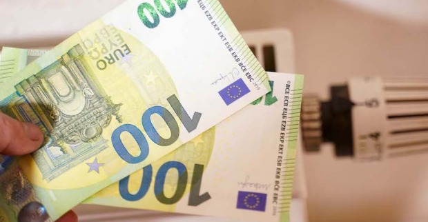 Zwei Hundert-Euro-Scheine vor Heizung