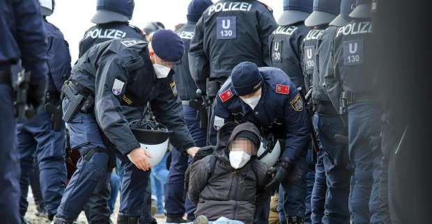 Demonstrant gegen die Stadtstraße wurde festgenommen| Credit: TOBIAS STEINMAURER/APA/picturedesk.com