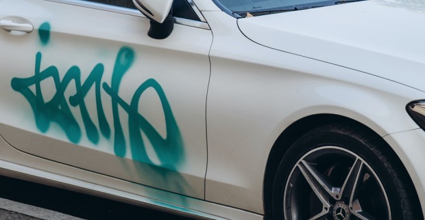 Vandalismus an einem Auto | Credit: iStock.com/maxi-stock