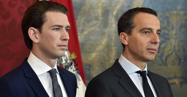 Sebastian Kurz und Christian Kern in der Präsidentschaftskanzlei. Beide tragen Anzug und Krawatte.