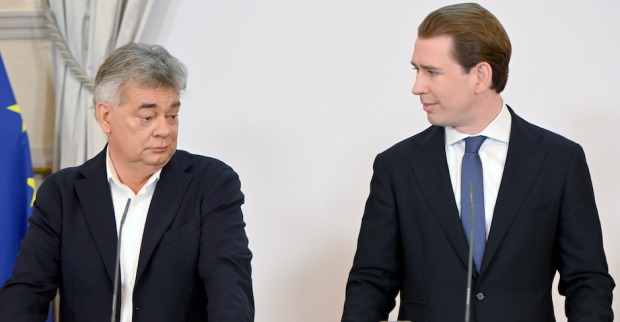 Werner Kogler und Sebastian Kurz nebeneinander bei einer Pressekonferenz.