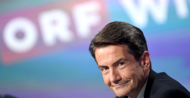 Roland Weißmann vor dem Logo des ORF