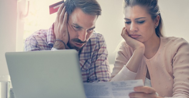 Paar verzweifelt wegen der hohen Wohnkosten | Credit: iStock.com/Liderina