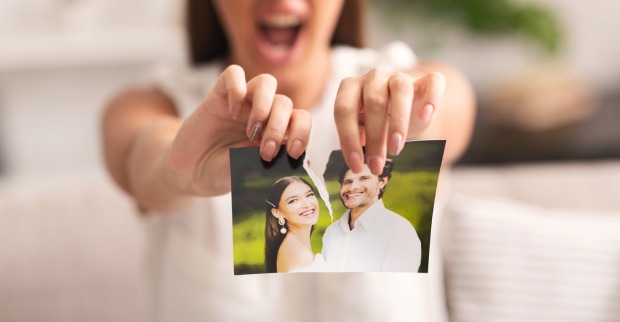 Frau zerreißt Foto mit ihrem Ex-Partner.