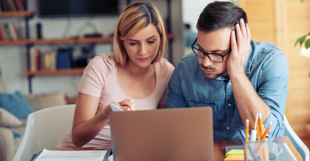 junges Paar diskutiert die Hausfinanzierung | Credit: iStock.com/Ivanko_Brnjakovic