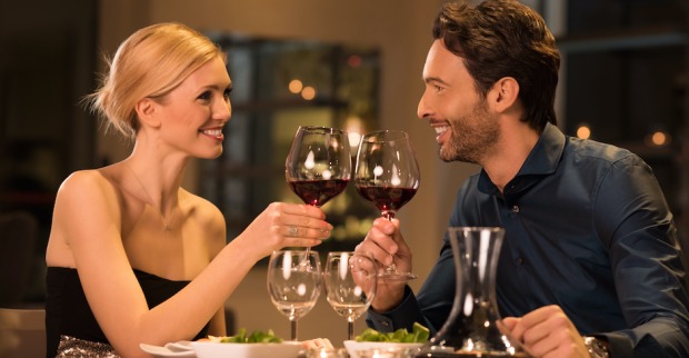 Mann und Frau trinken Wein | Credit: iStock.com/Ridofranz