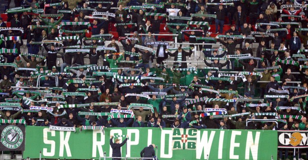 Rapid-Fans im Stadion | Credit: HERBERT PFARRHOFER/APA/picturedesk.com