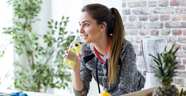 Junge Frau trinkt Zitronensaft aus der Flasche | Credit: iStock.com/nensuria