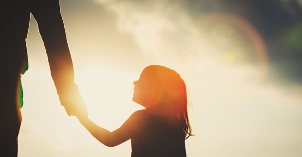 Kleines Mädchen an der Hand ihres Vaters | Credit: iStock.com/Nadezhda1906