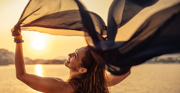 Junge Frau genießt den Sonnenuntergang | Credit: iStock.com/bernardbodo