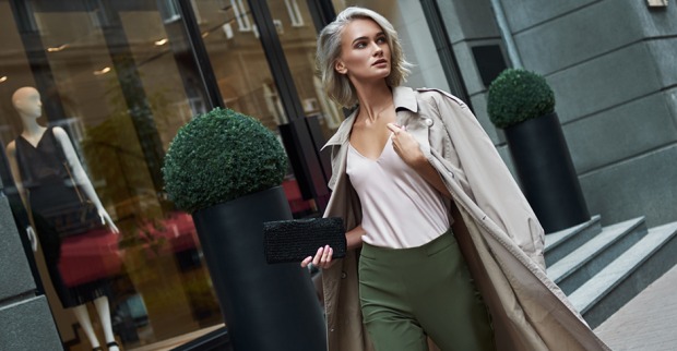 Klassisch gekleidete junge Frau geht selbstbewusst durch die Straßen | Credit: iStock.com/dima_sidelnikov