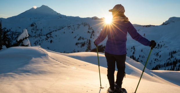 Frau beim Schneeschuhwandern | Credit: iStock.com/edb3_16