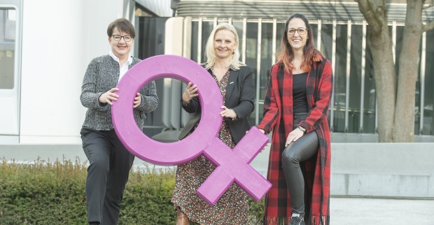 WKO Stmk Vizepräsidentin Gabi Lechner mit Andrea Kern (l.) und Jennifer Kribernegg (r.)