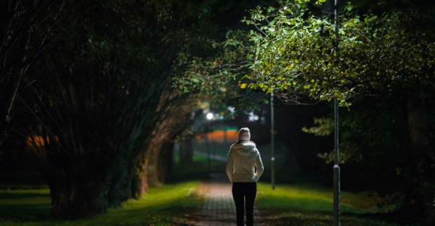 Eine Frau alleine in der Nacht im Park