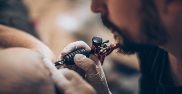 Ein Tattoo wird gestochen