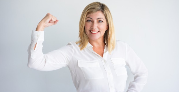 junge Unternehmerin in weißer Bluse | Credit: iStock.com/MangoStar_Studio