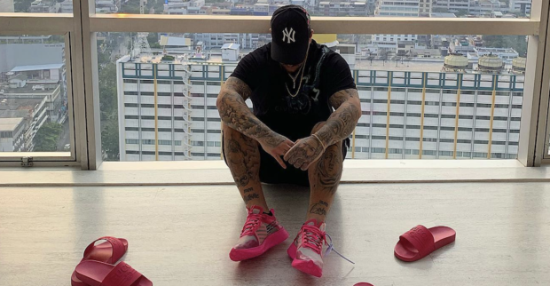Künstler Raffaello Djordjevic mir rosa Sneakers | Credits: www.instagram.com/raffaellxo/Raffaello