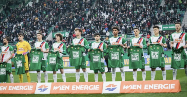 Rapid-Spieler setzen ein Zeichen gegen den Krieg | Credit: Red Ring Shots