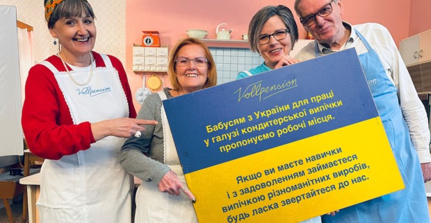 Mitarbeiter mit Jobinserat | Credit: Generationencafe Vollpension