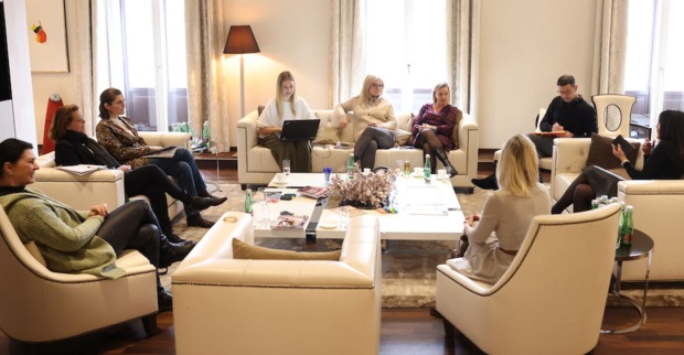 Teilnehmerinnen, sitzend und diskutierend