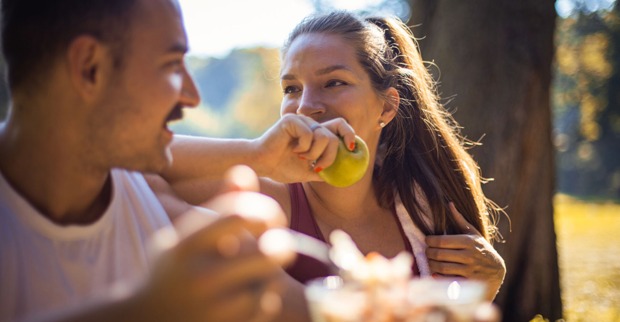 Junges Paar beim Verzehr von Obst und Gemüse | Credit: iStock.com/Liderina