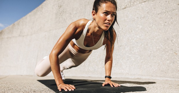 Junge fitte Frau beim Workout | Credit: iStock.com/jacoblund