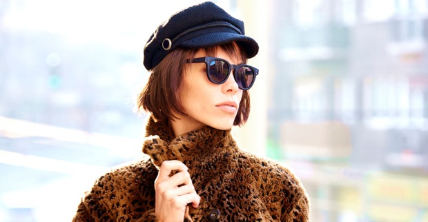 Modisch gestylte Frau in plüschiger Jacke aus Teddyfell | Credit: iStock.com/gzorgz