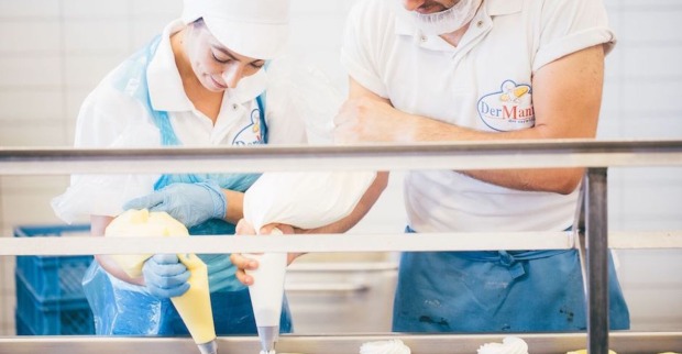 Mann und Frau in Arbeitskleidung