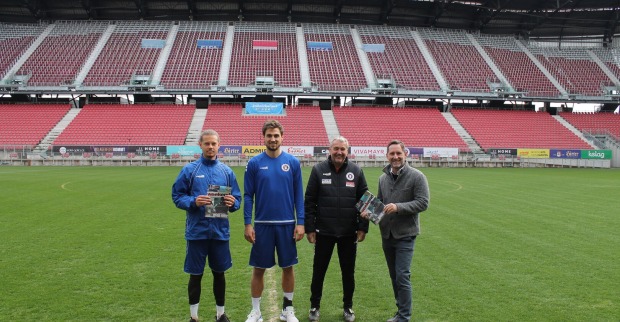 Weekend Geschäftsführer Daniel Klier mit Peter Pacult, Thorsten Mahrer und Patrick Greil auf dem Rasen des Wörthersee Stadions