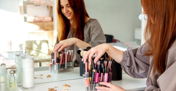 Frau sitzt vor Schminktisch | Credit: iStock.com/Kostikova