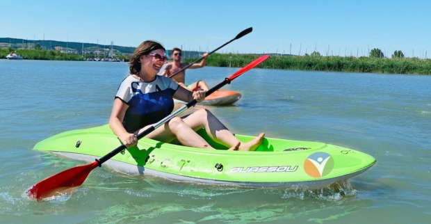 Frau paddelt am Nuesiedler See
