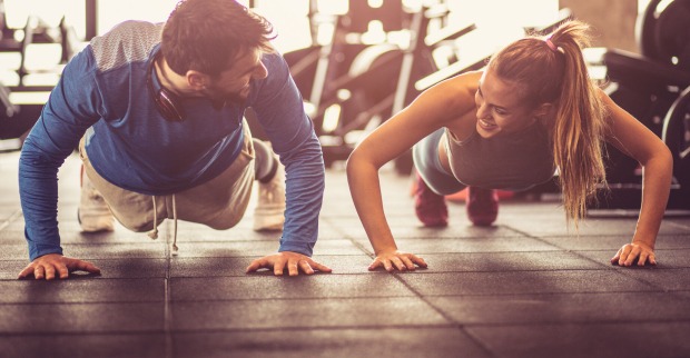 10-Minuten-Workout: Gemeinsames Training motiviert. | Credit: iStock.com/Mladen Zivkovic