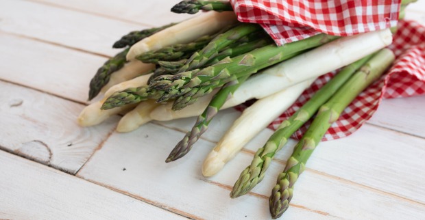 Weißer und grüner Spargel