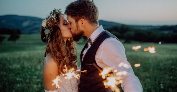 junges Paar küsst sich bei der Hochzeit