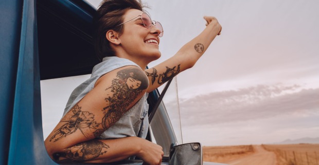 Frau mit Tattoos