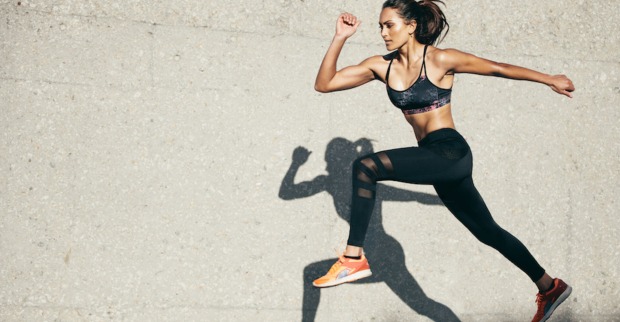 junge Frau läuft | Credit: iStock.com/jacoblund