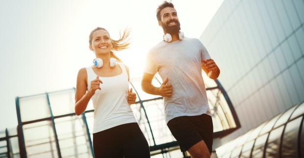 Mann und Frau laufen gemeinsam | Credit: iStock.com/nd3000