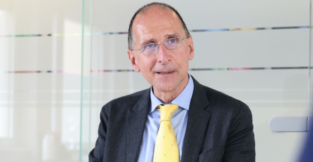 Peter Filzmaier im Gespräch. Er trägt eine Krawatter der Universität Graz.