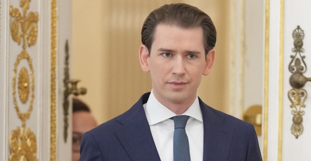 Sebastian Kurz vor einer offiziell wirkenden Tür.
