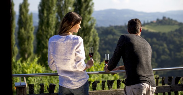 Zwei Personen beim Wein trinken in der Südsteiermark