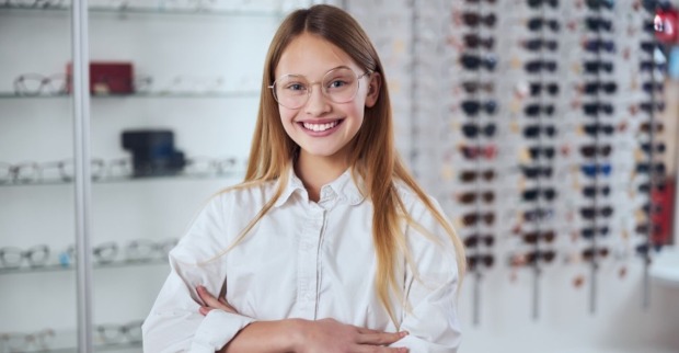 Frau mit Brille steht im Geschäft eines Optikers | Credit: iStock.com/ Svitlana Hulko