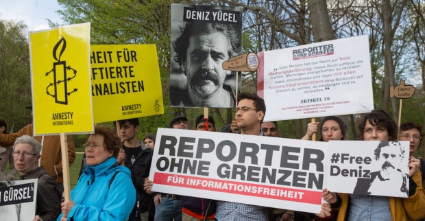 Demonstration mit Plakaten