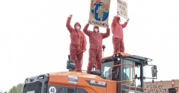 Baustellenbesetzer auf einem Bagger | Credit: www.instagram.com/campenfuerdielobau/Lobau? Bleibt!