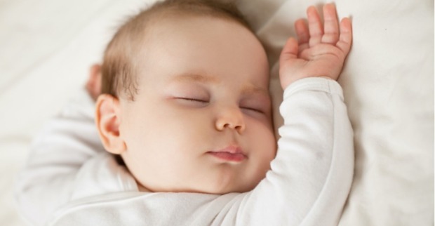 Schlafendes Baby | Credit: iStock.com/JNemchinova