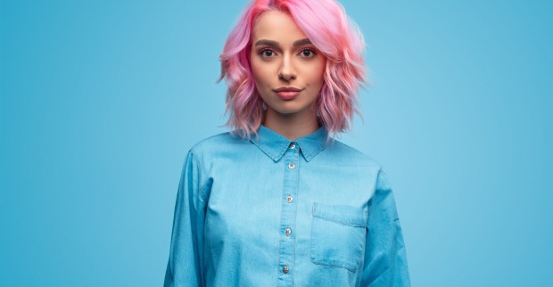 Frau mit pinken Haaren