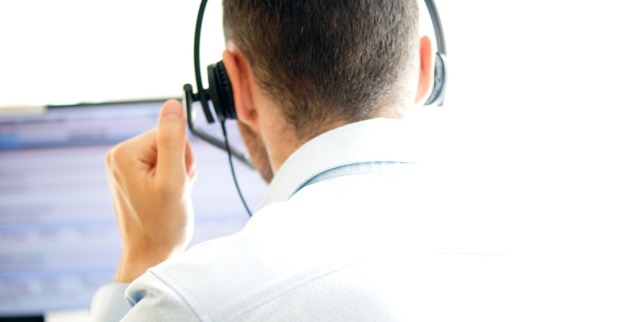 Mann arbeitet bei einer Hotline