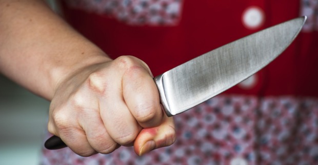 Frau mit Messer