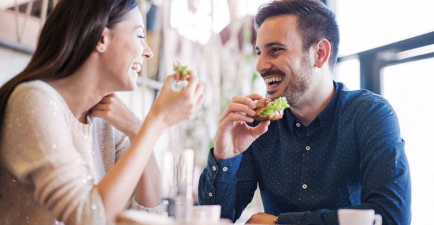 Zwei Personen beim Frühstücken