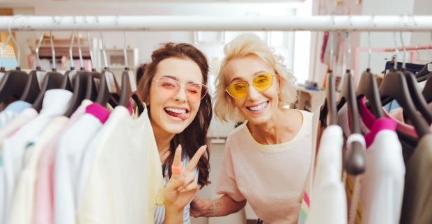 Mutter und Tochter beim Shoppen | Credit: iStock.com/yacobchuk